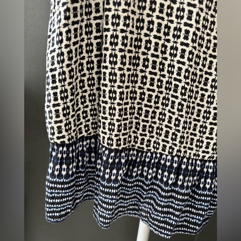GAP Black, White, and Blue Patterned Flowy Sleeveless Top - Picture 3 of 6